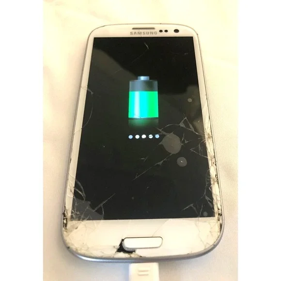 Samsung Galaxy S III Verizon 16GB White – Locked, Cracked, extra battery - Picture 4 of 7